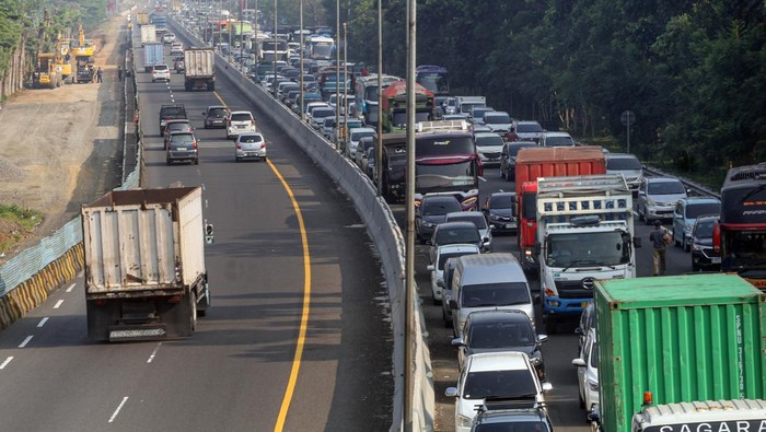 Sejumlah kendaraan memadati jalur wisata Puncak, Bogor saat diberlakukan sistem satu arah (one way) di Ciawi, Kabupaten Bogor, Jawa Barat, Jumat (5/9/2025). Sat Lantas Polres Bogor mencatat sebanyak 5.200  unit kendaraan memasuki jalur wisata Puncak, Bogor dari pukul 05.00 WIB - 08.00 WIB berkenaan dengan masa libur panjang Maulid Nabi Muhammad SAW serta libur akhir pekan, Kepolisian  memberlakukan sistem ganjil genap kendaraan dan sistem satu arah untuk mengurai kepadatan.  ANTARA FOTO/Yulius Satria Wijaya/YU