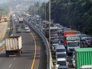 Libur Panjang, Jalur Puncak Bogor Macet Meski One Way Diberlakukan