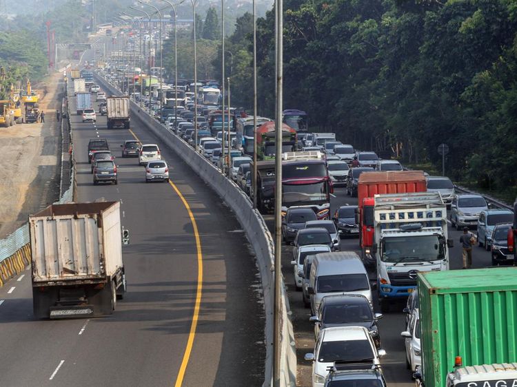Libur Panjang, Jalur Puncak Bogor Macet Meski One Way Diberlakukan