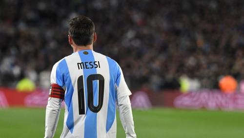 Lionel Messi of Argentina plays during the match between Argentina and Venezuela at Estadio Mas Monumental in Buenos Aires, Argentina, on September 4. (Photo by Federico Peretti/NurPhoto via Getty Images)