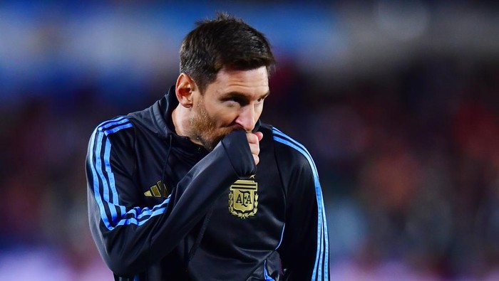 lionel messi timnas argentina argentina vs venezuela kualifikasi piala dunia 2026 zona conmebol BUENOS AIRES, ARGENTINA - SEPTEMBER 04: Lionel Messi of Argentina warms up prior to the South American FIFA World Cup 2026 Qualifier match between Argentina and Venezuela at Estadio MΓ‘s Monumental Antonio Vespucio Liberti on September 04, 2025 in Buenos Aires, Argentina. (Photo by Marcelo Endelli/Getty Images)