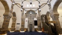 Bagian dalam Masjid al-Nuri yang dibangun kembali dengan arsitektur khas abad pertengahan. Militer Irak dalam sebuah pernyataan menyebut Militan ISIS meledakkan Masjid Agung al-Nuri di Mosul dan menara miringnya yang terkenal, sementara pasukan Irak yang berusaha mengusir kelompok tersebut dari kota itu mengepung lokasi tersebut. Foto: REUTERS/Khalid Al-Mousily