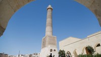 Ketika penjelajah dan cendekiawan abad pertengahan ternama Ibnu Batutah berkunjung dua abad kemudian, menara masjid tersebut miring. Kemiringan tersebutlah yang memberi nama populer bagi bangunan bersejarah ini: si bungkuk. Masjid ini dibangun dengan tujuh lapis bata dekoratif dengan pola geometris kompleks yang juga ditemukan di Persia dan Asia Tengah. Foto: REUTERS/Khalid Al-Mousily