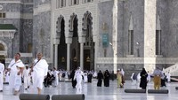 Masjidil Haram memiliki makna sebagai masjid yang berdiri di tanah haram. Karena di tempat kelahiran Nabi Muhammad SAW ini diharamkan untuk melakukan aktivitas yang dilarang seperti berburu, mengangkat senjata, mematahkan tumbuhan serta haram untuk dimasuki kaum kafir. Foto: Getty Images/prmustafa