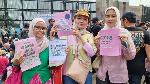 Massa mahasiswa di Gedung DPR RI