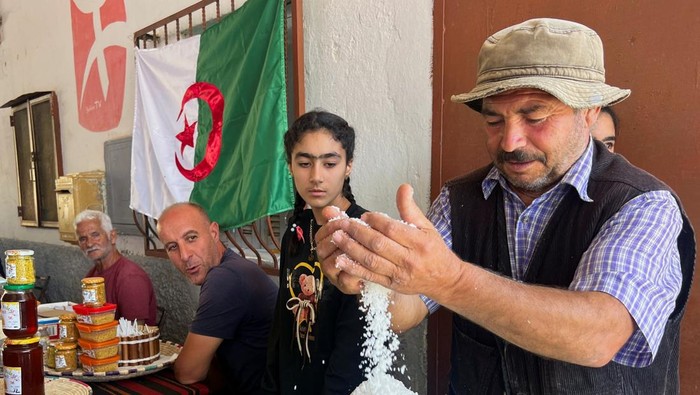 Melihat Tradisi Panen Garam Berusia Ratusan Tahun di Aljazair Mouhouche Oulha, 63, an Algerian salt farmer works at the village of Belayel, as they preserve a centuries-old tradition of hand-harvesting salt from a natural high-altitude lake, in Bejaia, in the Kabyle mountains of northeastern Algeria, August 30, 2025. REUTERS/Abdelaziz Boumzar TPX IMAGES OF THE DAY
