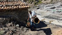 Petani bersiap membawa garam ke pasar untuk dijual. Pasar mingguan Belayel ramai dengan warga yang membeli garam, buah ara, minyak zaitun, hingga rempah pegunungan khas setempat. Foto: REUTERS/Abdelaziz Boumzar