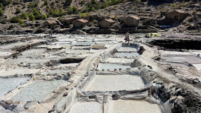 Mouhouche Oulha, 63, an Algerian salt farmer works at the village of Belayel, as they preserve a centuries-old tradition of hand-harvesting salt from a natural high-altitude lake, in Bejaia, in the Kabyle mountains of northeastern Algeria, August 30, 2025. REUTERS/Abdelaziz Boumzar     TPX IMAGES OF THE DAY