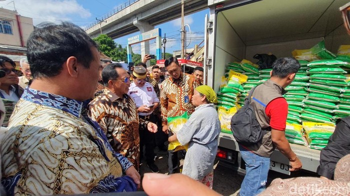 Mendagri dan Mentan meninjau penjualan beras SPHP di Pasar KM 5 Palembang.