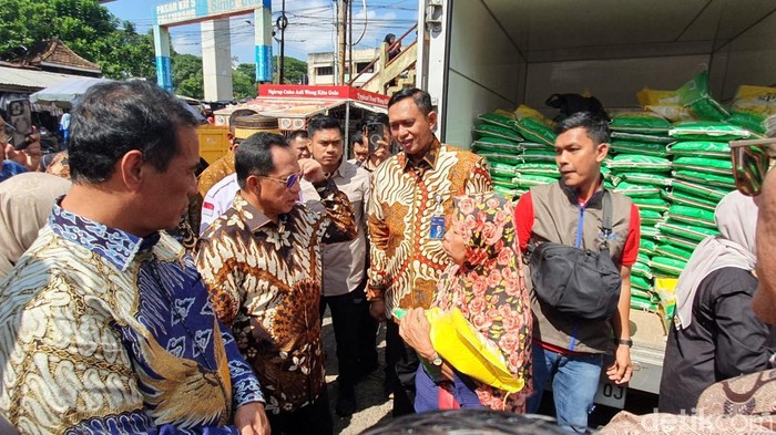 Mendagri dan Mentan meninjau penjualan beras SPHP di Pasar KM 5 Palembang.