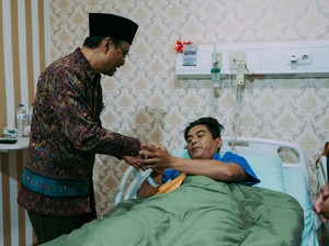 Jenguk dan Beri Santunan, Gus Ipul Kunjungi Korban Unjuk Rasa di RS Polri