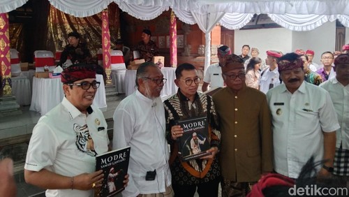 Menteri Kebudayaan Fadli Zon didampingi Bupati Tabanan I Komang Gede Sanjaya dan Wabup I Made Dirga saat mengunjungi Jero Tengah, Desa Dauh Peken, Tabanan, Bali, Jumat (5/9/2025). (Foto: Krisna Pradipta/detikBali)