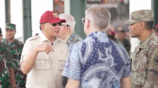 Menteri Pertahanan Sjafrie Sjamsoeddin meninjau langsung pelaksanaan Latihan Puncak Super Garuda Shield (SGS) 2025 di Puslatpur Baturaja, Sumatera Selatan (Rabu, 3 September 2025). (Dok. Istimewa)