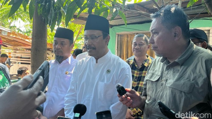 Menteri Sosial (Mensos) Saifullah Yusuf alias Gus Ipul menyerahkan santunan kepada korban demo ricuh di Makassar.