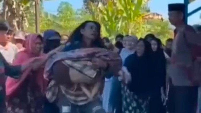 Momen bocah perempuan korban pembunuhan di Kolaka Timur dilarikan ke rumah sakit. Dokumen Istimewa