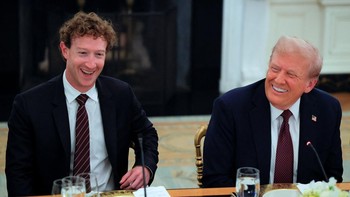 Presiden AS Donald Trump dan CEO Meta Mark Zuckerberg tersenyum saat jamuan makan malam. Zuckerberg mengatakan kepada Trump bahwa perusahaan-perusahaan tersebut berinvestasi besar-besaran dalam infrastruktur AS, memperkirakan Meta dan perusahaan sejenisnya akan menggelontorkan lebih dari $600 miliar untuk pusat data dan inovasi hingga tahun 2028. Foto: REUTERS/Brian Snyder