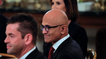 CEO Microsoft Satya Nadella menghadiri jamuan makan malam. Nadella dan Gates juga berterima kasih kepada Trump dan Ibu Negara, Melania Trump, atas fokus mereka pada pelatihan tenaga kerja dan kepercayaan teknologi. Foto: REUTERS/Brian Snyder