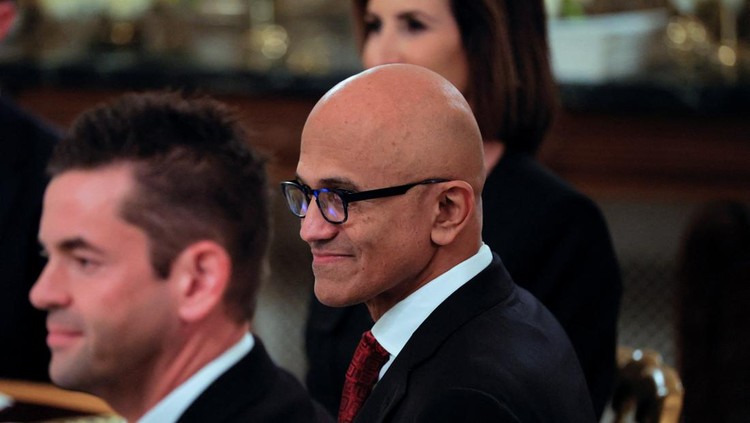 Microsoft CEO Satya Nadella attends a private dinner for technology and business leaders hosted by U.S. President Donald Trump in the State Dining Room at the White House in Washington, D.C., U.S., September 4, 2025.  REUTERS/Brian Snyder