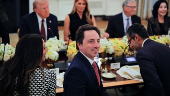 Salah satu Pendiri Google, Sergey Brin, menghadiri jamuan makan malam. Brin dan Pichai memuji apa yang mereka sebut sebagai hubungan yang konstruktif dengan Washington terkait kebijakan AI. Foto: REUTERS/Brian Snyder