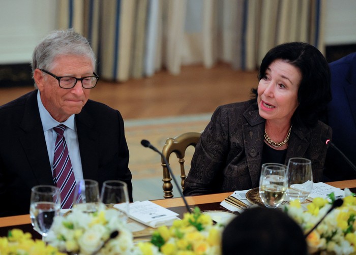 Oracle CEO Safra Catz and Microsoft cofounder Bill Gates attend a private dinner for technology and business leaders hosted by U.S. President Donald Trump in the State Dining Room at the White House in Washington, D.C., U.S., September 4, 2025.  REUTERS/Brian Snyder