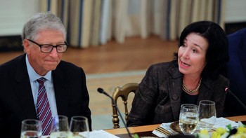 CEO Oracle Safra Catz dan salah satu pendiri Microsoft Bill Gates menghadiri jamuan makan malam. Katz menggambarkan momen itu sebagai luar biasa, dan menambahkan bahwa pengakuan Trump atas kekuatan transformatif AI telah melepaskan inovasi dan kreativitas Amerika. Foto: REUTERS/Brian Snyder