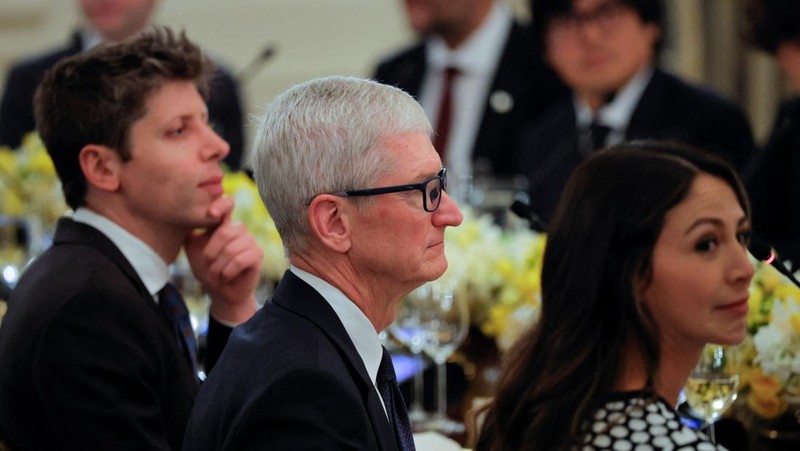 Apple CEO Tim Cook attends a private dinner for technology and business leaders hosted by U.S. President Donald Trump in the State Dining Room at the White House in Washington, D.C., U.S., September 4, 2025.  REUTERS/Brian Snyder