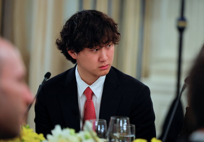 Momen Langka! Bos-bos Teknologi Dunia Kompak Puji Trump di Gedung Putih Scale AI Co-Founder Alexandr Wang attends a private dinner for technology and business leaders hosted by U.S. President Donald Trump in the State Dining Room at the White House in Washington, D.C., U.S., September 4, 2025.  REUTERS/Brian Snyder