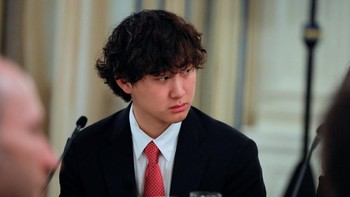 Salah satu Pendiri Scale AI, Alexandr Wang, menghadiri jamuan makan malam. Foto: REUTERS/Brian Snyder