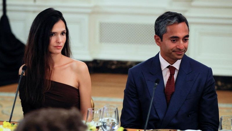 Social Capital founder Chamath Palihapitiya and his wife Nathalie Dompe attend a private dinner for technology and business leaders hosted by U.S. President Donald Trump in the State Dining Room at the White House in Washington, D.C., U.S., September 4, 2025.  REUTERS/Brian Snyder