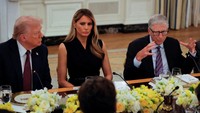 U.S. President Donald Trump, first lady Melania Trump and Microsoft cofounder Bill Gates attend a private dinner for technology and business leaders in the State Dining Room at the White House in Washington, D.C., U.S., September 4, 2025.  REUTERS/Brian Snyder