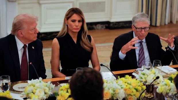 U.S. President Donald Trump, first lady Melania Trump and Microsoft cofounder Bill Gates attend a private dinner for technology and business leaders in the State Dining Room at the White House in Washington, D.C., U.S., September 4, 2025.  REUTERS/Brian Snyder