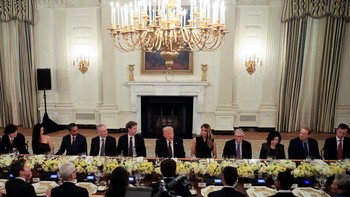 Presiden AS Donald Trump menyelenggarakan jamuan makan malam pribadi untuk para pemimpin teknologi dan bisnis di Ruang Makan Negara, Gedung Putih, Washington, D.C., AS, Kamis (4/9/2025). Dalam momen tersebut para pemimpin industri memuji sikap pemerintahannya terhadap kecerdasan buatan dan bisnis. Foto: REUTERS/Brian Snyder