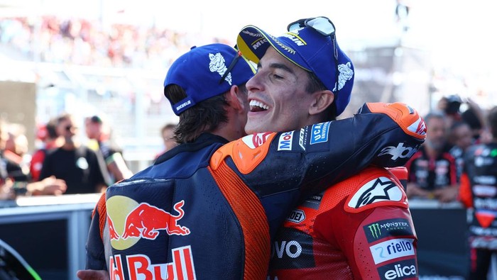 MotoGP - Hungarian Grand Prix - Balaton Park Circuit, Balatonfokajart, Hungary - August 24, 2025 Ducati Lenovo Teams Marc Marquez celebrates winning the MotoGP race along with second placed Red Bull KTM Factory Racings Pedro Acosta REUTERS/Bernadett Szabo