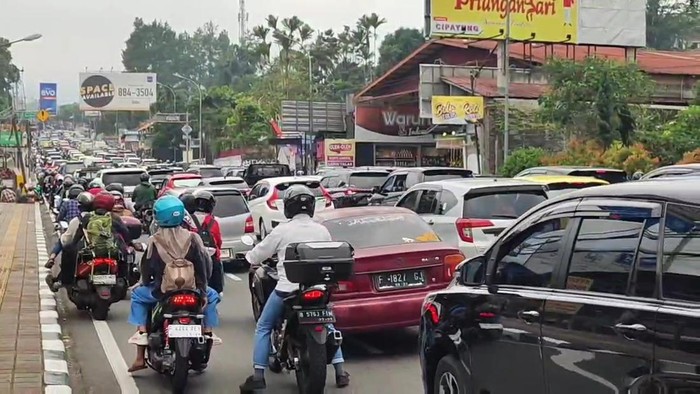 Arus lalu lintas (lalin) kendaraan dari arah Jakarta menuju Puncak, Bogor, Jawa Barat, mengalami meningkat pada long weekend ini, Jumat (5/9/2025).