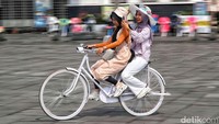 Keluarga memanfaatkan libur panjang dengan bersepeda ontel bersama anak-anak, sekaligus memperkenalkan sejarah Jakarta secara menyenangkan.
