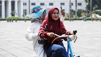 Sejumlah pengunjung menyewa sepeda ontel warna-warni untuk berkeliling di sekitar Taman Fatahillah, menikmati nuansa tempo dulu yang khas.