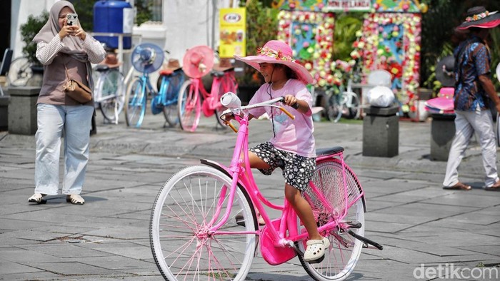Ontel Warna-Warni Jadi Primadona Wisatawan di Kota Tua Jakarta Sejumlah warga bermain sepada ontel di kawasan Kota Tua, Jakarta, Jumat (5/9/2025).