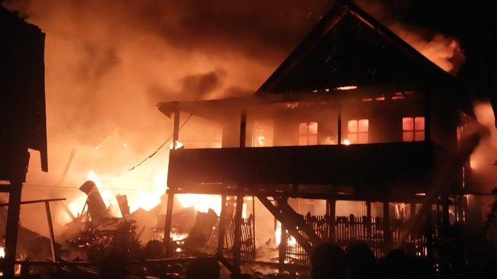 Kebakaran menghanguskan 4 rumah warga di Segeri, Kabupaten Pangkep, Sulawesi Selatan (Sulsel).