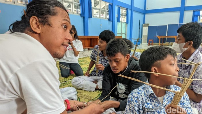 Para pelajar difabel di Kulon Progo membuat wayang suket, Kamis (4/9/2025).