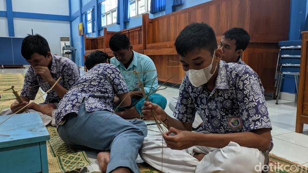 Para pelajar difabel di Kulon Progo membuat wayang suket, Kamis (4/9/2025).