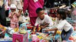 Pasar Asemka Diserbu Pengunjung Berburu Mainan Saat Libur Maulid Nabi