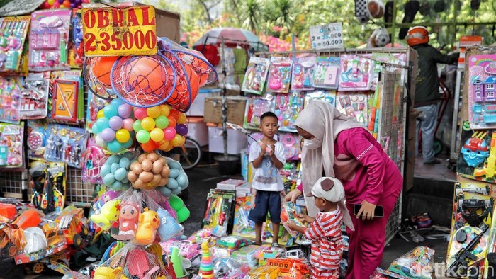 Pasar Asemka Diserbu Pengunjung Berburu Mainan Saat Libur Maulid Nabi Sejumlah keluarga memilih aneka mainan di Pasar Asemka, Jakarta Barat, yang ramai saat libur Maulid Nabi Muhammad SAW, Jumat (5/9/2025).