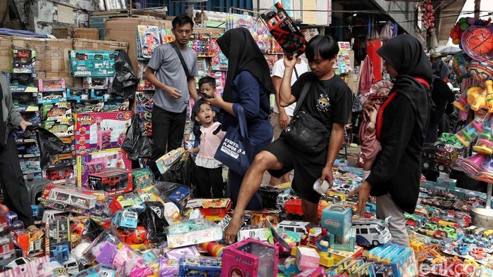 Pasar Asemka Diserbu Pengunjung Berburu Mainan Saat Libur Maulid Nabi Sejumlah keluarga memilih aneka mainan di Pasar Asemka, Jakarta Barat, yang ramai saat libur Maulid Nabi Muhammad SAW, Jumat (5/9/2025).