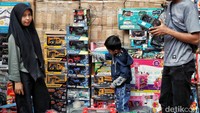 Berbagai mainan anak untuk perempuan maupun laki-laki tersedia di pasar tersebut. Harga terjangkau menjadi alasan pasar ini ramai pengunjung.