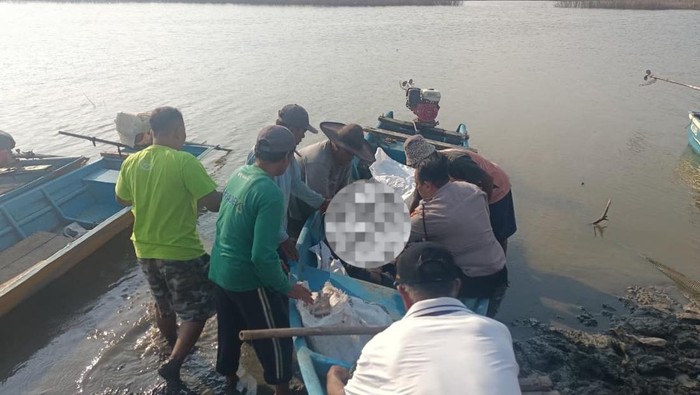 Polisi dan warga saat evakuasi pelajar tewas tenggelam di Waduk Gajah Mungkur, Desa Gebang, Kecamatan Nguntoronadi, Kabupaten Wonogiri, Jumat (5/9/2025).