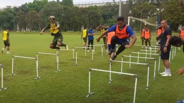 Pemain Sumsel United melakukan latihan fisik jelang kompetisi.