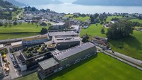Pemandangan desa Weggis di tepi Danau Lucerne. Dari tempat indah inilah, mesin kopi Swiss mendunia, namun kini menghadapi ancaman globalisasi terbalik. Foto: REUTERS/Denis Balibouse