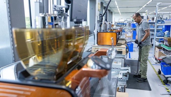 An employee assembles a fully automatic coffee machine at Swiss manufacturer Thermoplan's plant, amid 39% U.S. tariffs on Swiss goods that threaten profit margins and are forcing the company to consider relocating production to remain competitive, in Weggis, Switzerland, August 27, 2025. REUTERS/Denis Balibouse