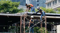 Pekerja melakukan perbaikan halte yang rusak. Kementerian PU sudah menetapkan target proyek perbaikan untuk infrastruktur yang terdampak. Adapun target rampung akan disesuaikan dengan tingkat kerusakan dari tiap-tiap fasilitas.