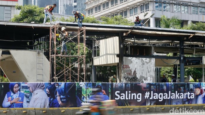 Pemerintah Siapkan Rp 900 Miliar untuk Perbaiki Fasilitas Publik Rusak Akibat Demo Pekerja melakukan perbaikan Halte Senayan Bank DKI yang rusak dibakar massa pada kerusuhan pekan lalu, Jakarta, Jumat (5/9/2025).